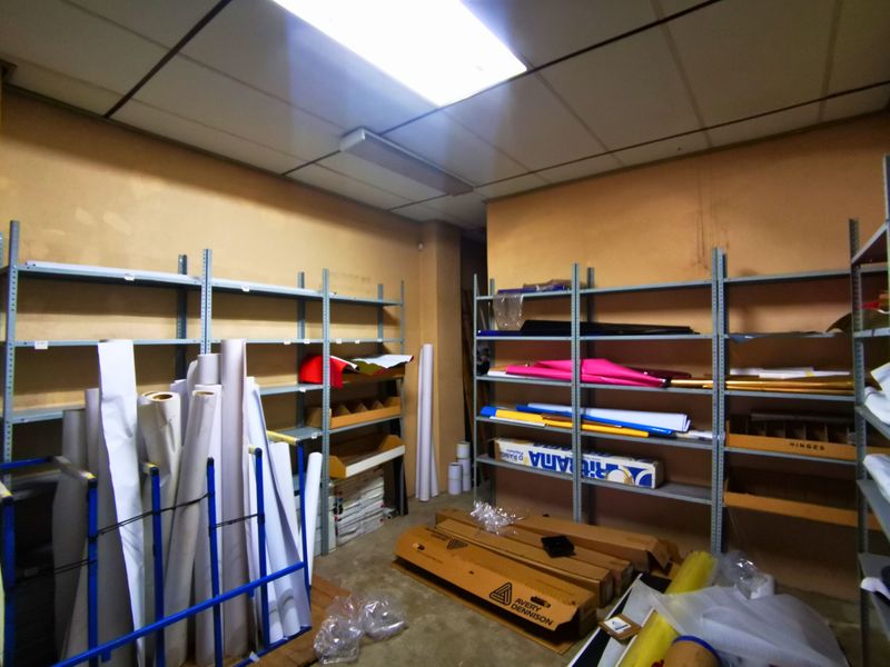 Commercial Powerhouse: Grand Executive Suite & Secure Workspace - Wychwood - Photo 9