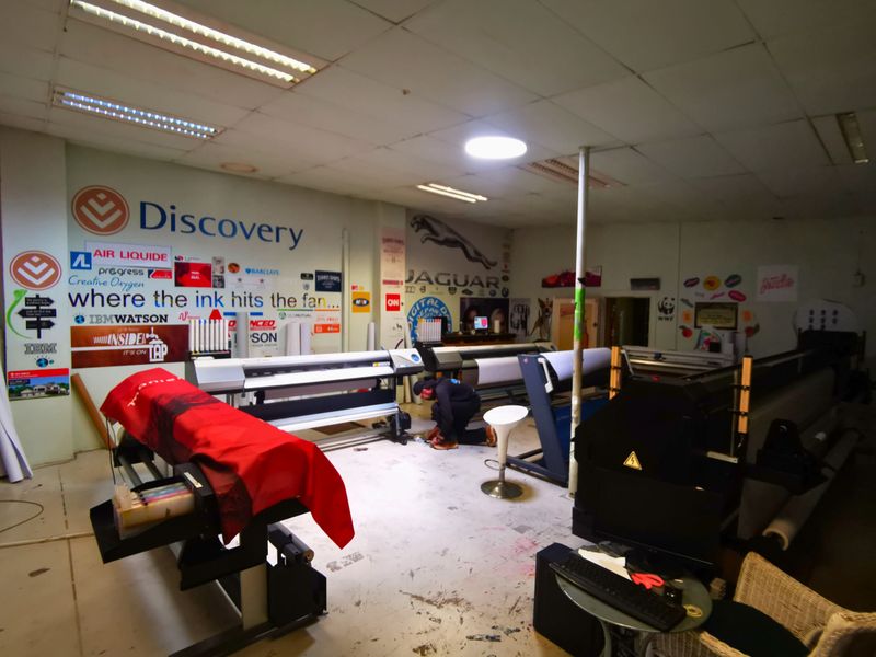 Commercial Powerhouse: Grand Executive Suite & Secure Workspace - Wychwood - Photo 8