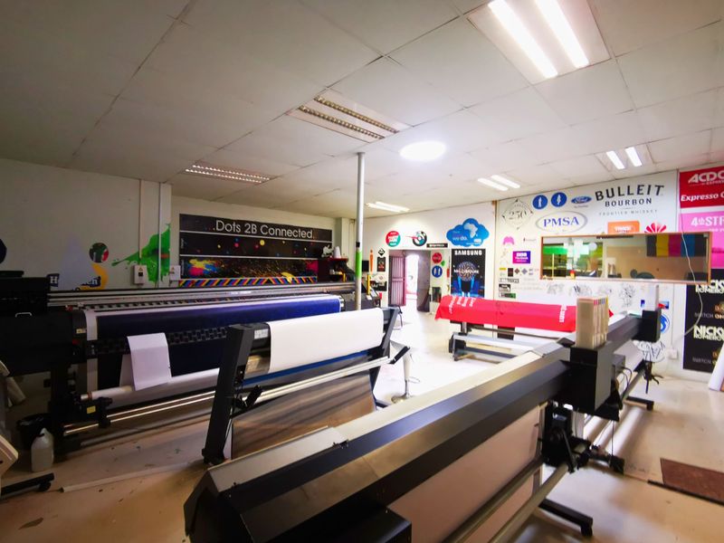 Commercial Powerhouse: Grand Executive Suite & Secure Workspace - Wychwood - Photo 7