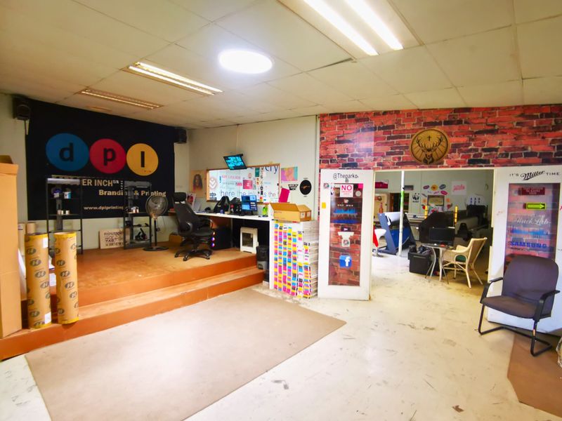 Commercial Powerhouse: Grand Executive Suite & Secure Workspace - Wychwood - Photo 6