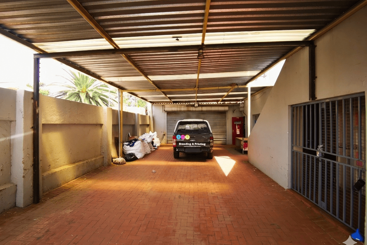 Commercial Powerhouse: Grand Executive Suite & Secure Workspace - Wychwood - Photo 2