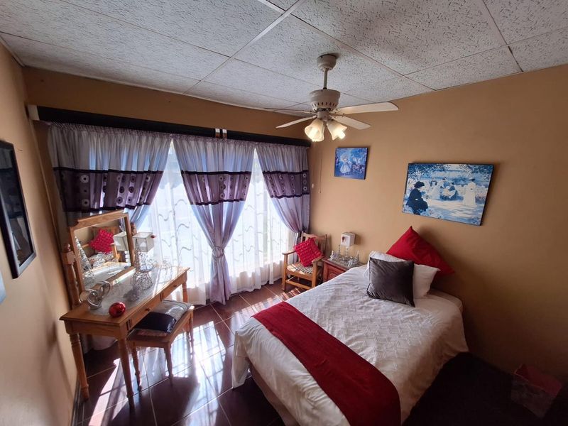 "Step into Luxury at This Premier Wierdapark Residence" - Photo 5