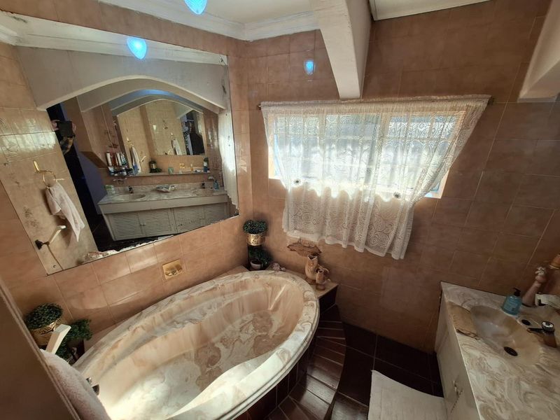 "Step into Luxury at This Premier Wierdapark Residence" - Photo 8