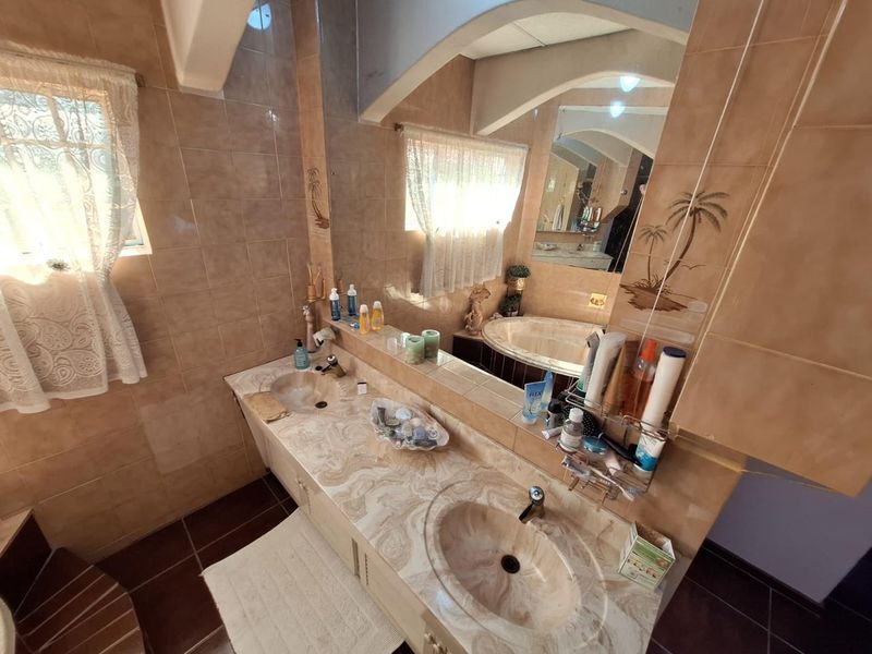 "Step into Luxury at This Premier Wierdapark Residence" - Photo 7