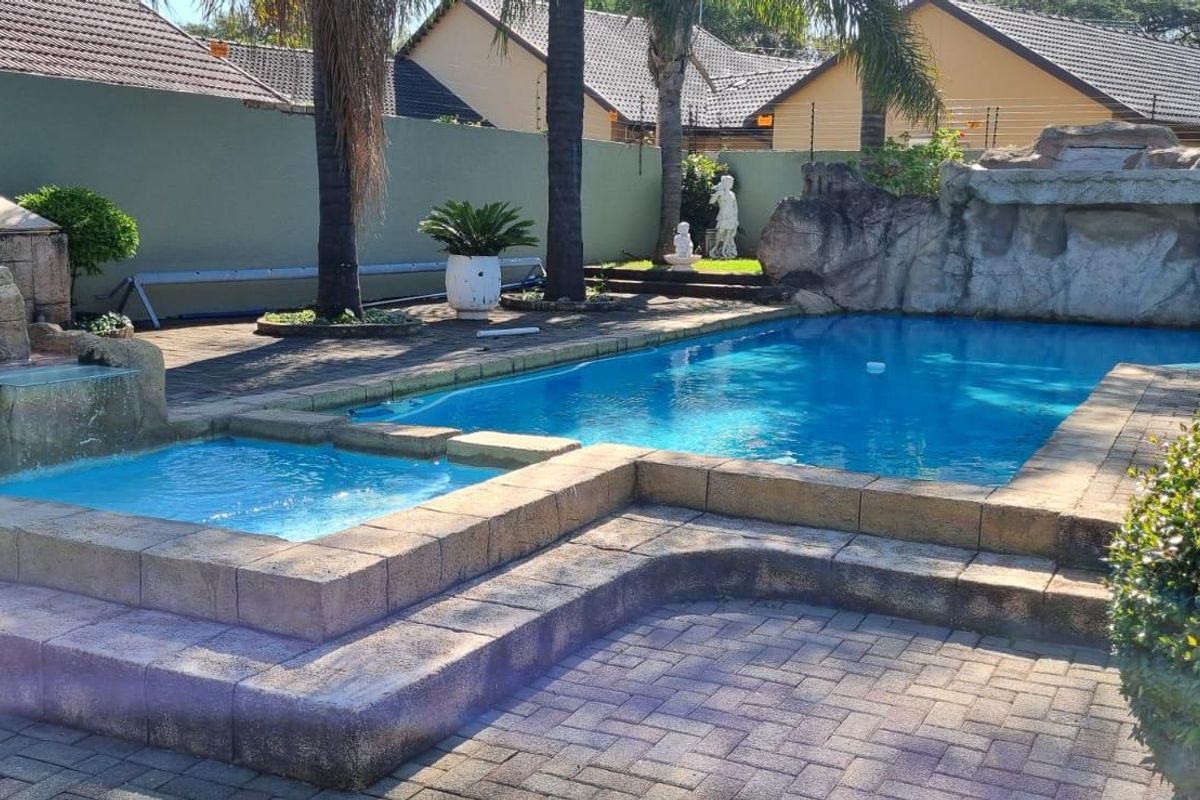 "Step into Luxury at This Premier Wierdapark Residence" - Photo 2