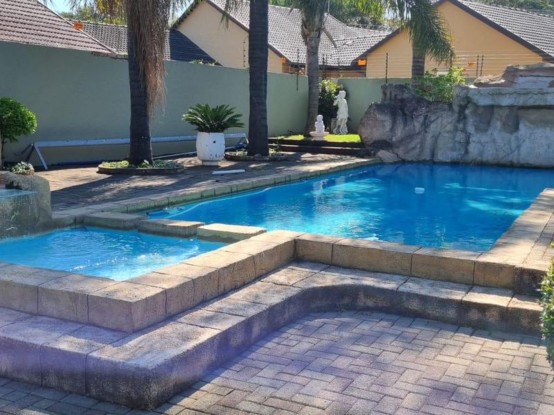 "Step into Luxury at This Premier Wierdapark Residence" - Photo 2