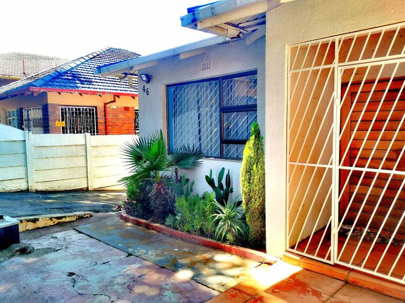 Elegant 4 Bedroom House with alarm - Photo 5