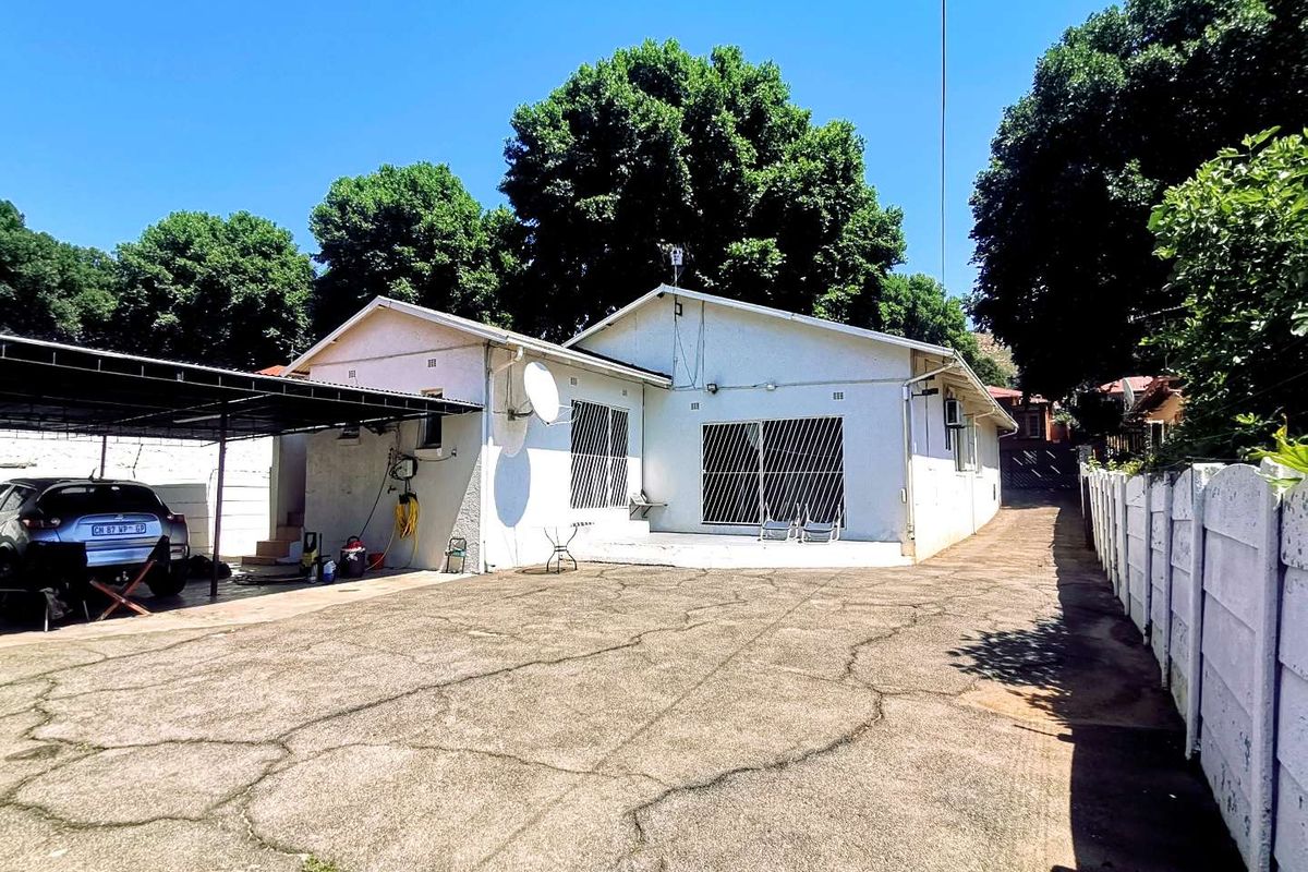 Elegant 4 Bedroom House with alarm - Photo 4