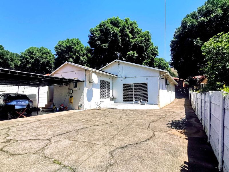 Elegant 4 Bedroom House with alarm - Photo 4