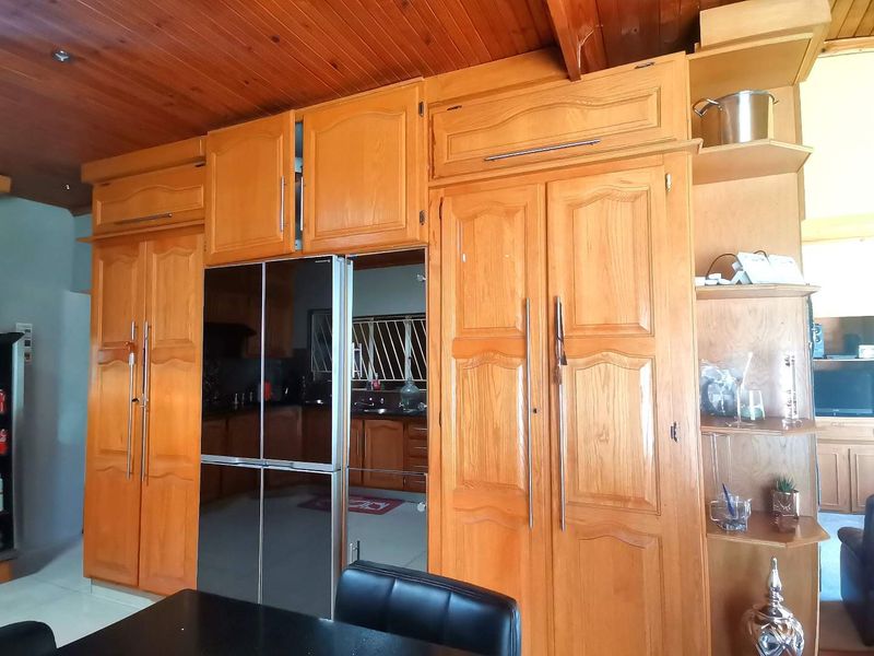 Elegant 4 Bedroom House with alarm - Photo 9