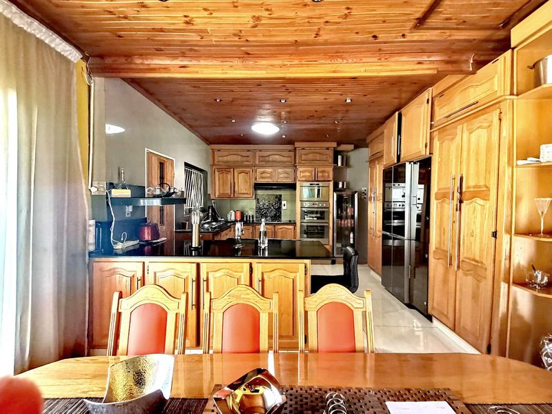 Elegant 4 Bedroom House with alarm - Photo 10