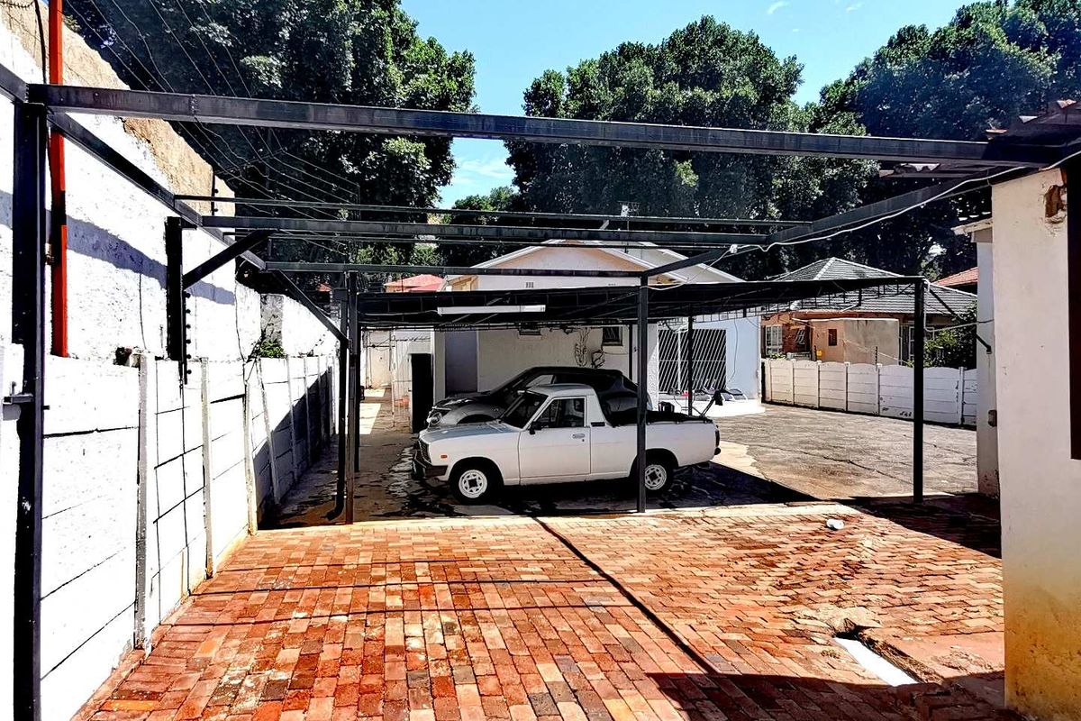 Elegant 4 Bedroom House with alarm - Photo 3