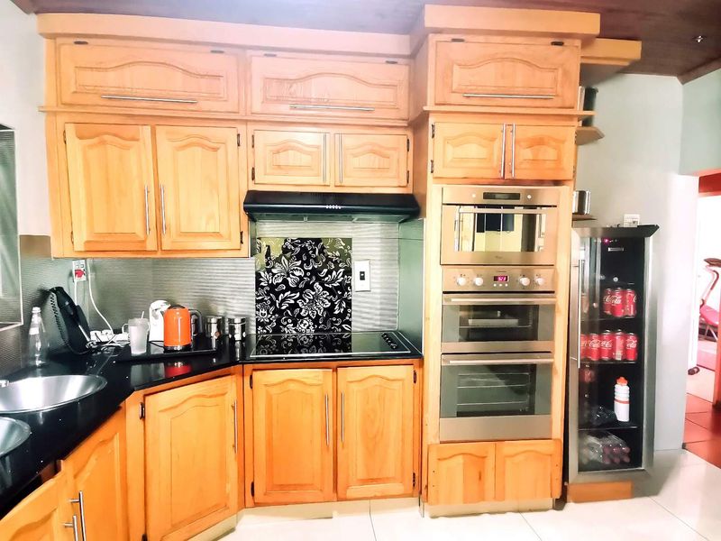 Elegant 4 Bedroom House with alarm - Photo 8