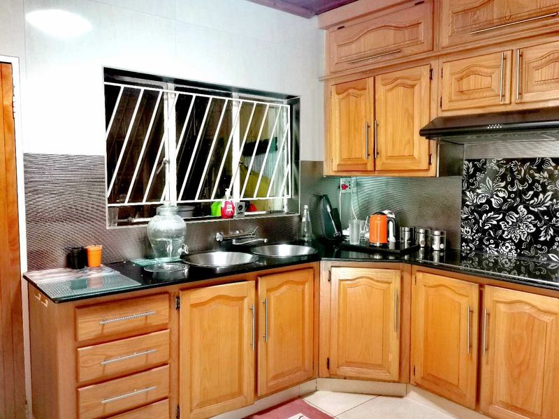 Elegant 4 Bedroom House with alarm - Photo 7