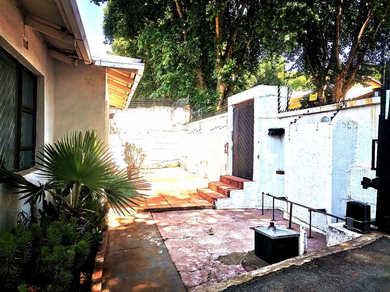 Elegant 4 Bedroom House with alarm - Photo 6