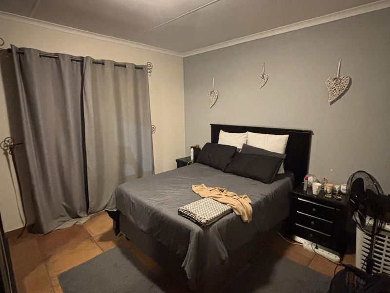 Neat 2 Bedroom 2 Bathroom for Rent - Photo 3