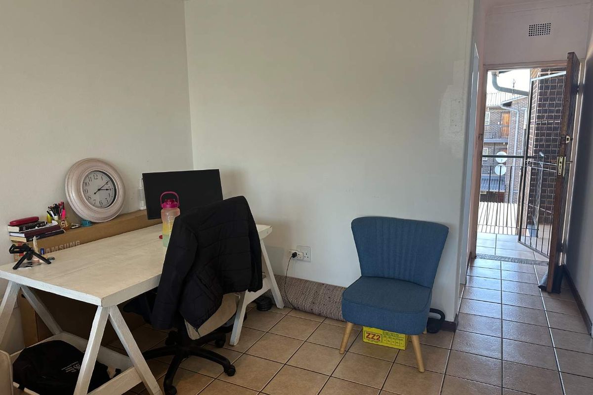 " 1 Bedroom in Well-Run secure Complex: Ideal for Comfortable Living" - Photo 3