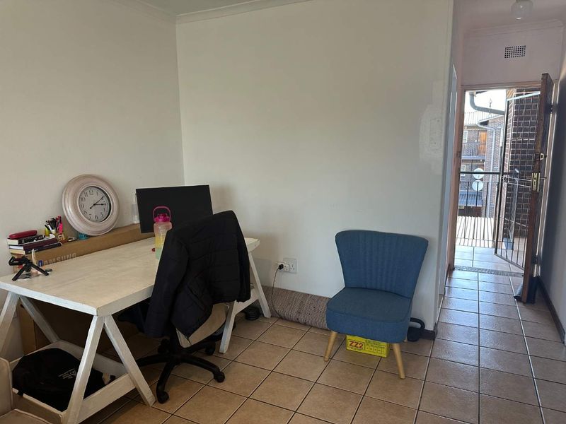 " 1 Bedroom in Well-Run secure Complex: Ideal for Comfortable Living" - Photo 3