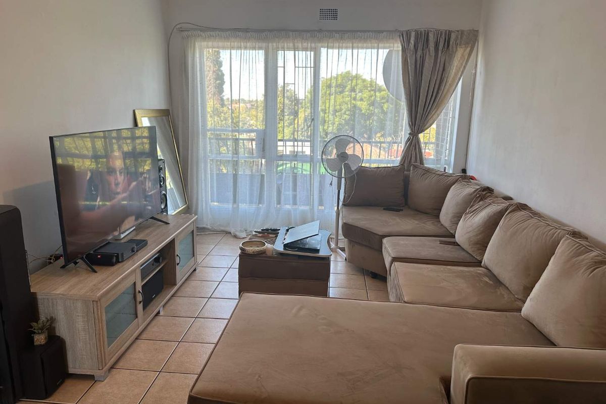 " 1 Bedroom in Well-Run secure Complex: Ideal for Comfortable Living" - Photo 2