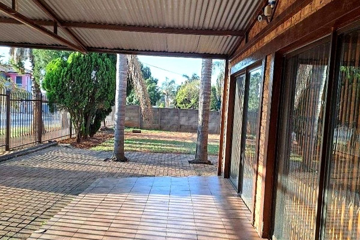 SPACIOUS FAMILY HOME - Photo 4