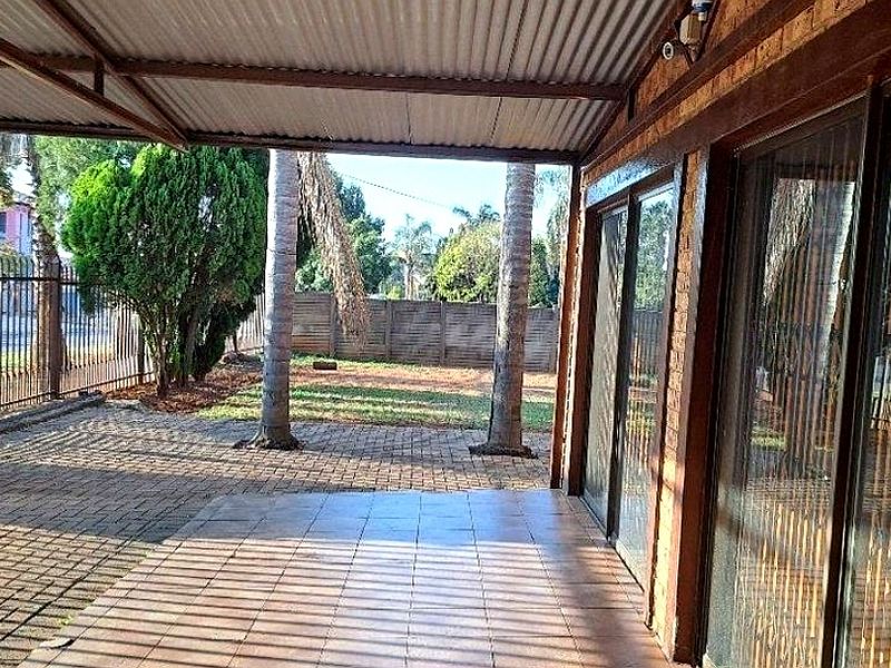 SPACIOUS FAMILY HOME - Photo 4