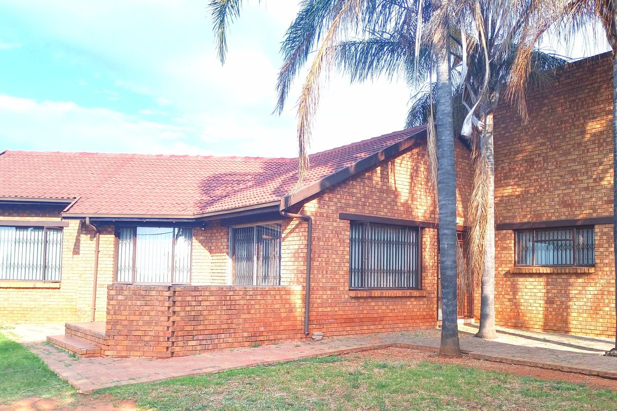 SPACIOUS FAMILY HOME - Photo 3