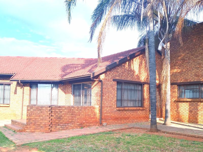 SPACIOUS FAMILY HOME - Photo 3