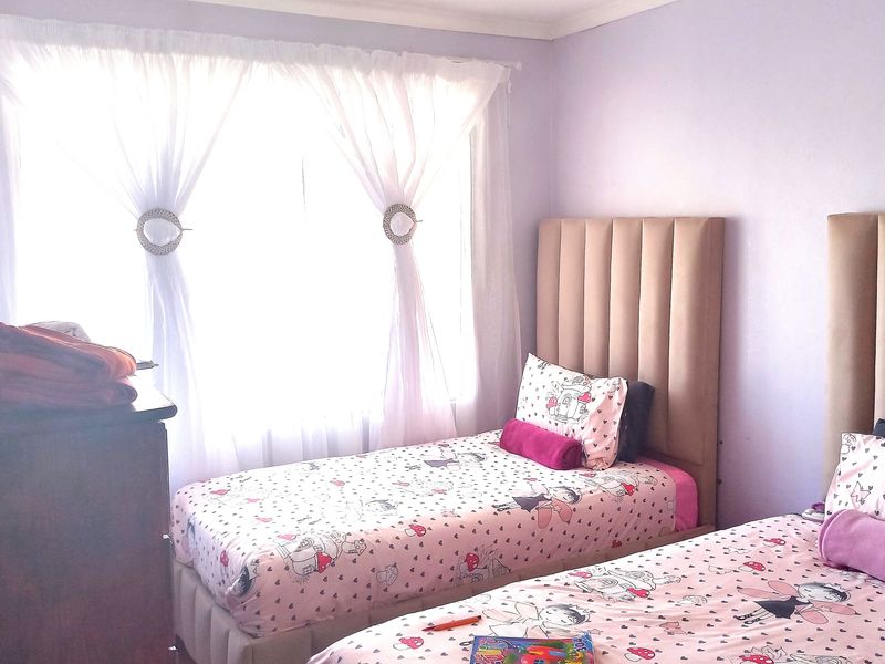 SPACIOUS FAMILY HOME - Photo 10