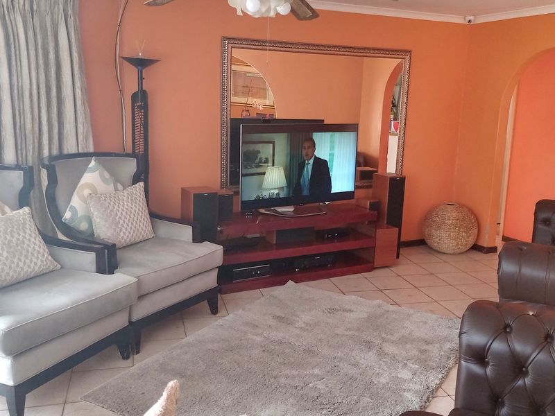 SPACIOUS FAMILY HOME - Photo 8