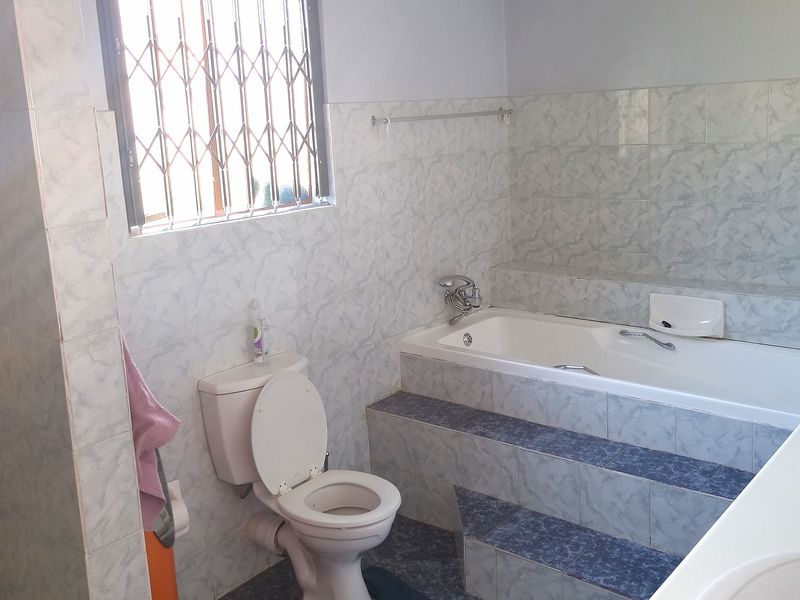 SPACIOUS FAMILY HOME - Photo 7