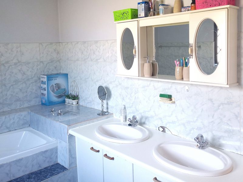 SPACIOUS FAMILY HOME - Photo 6