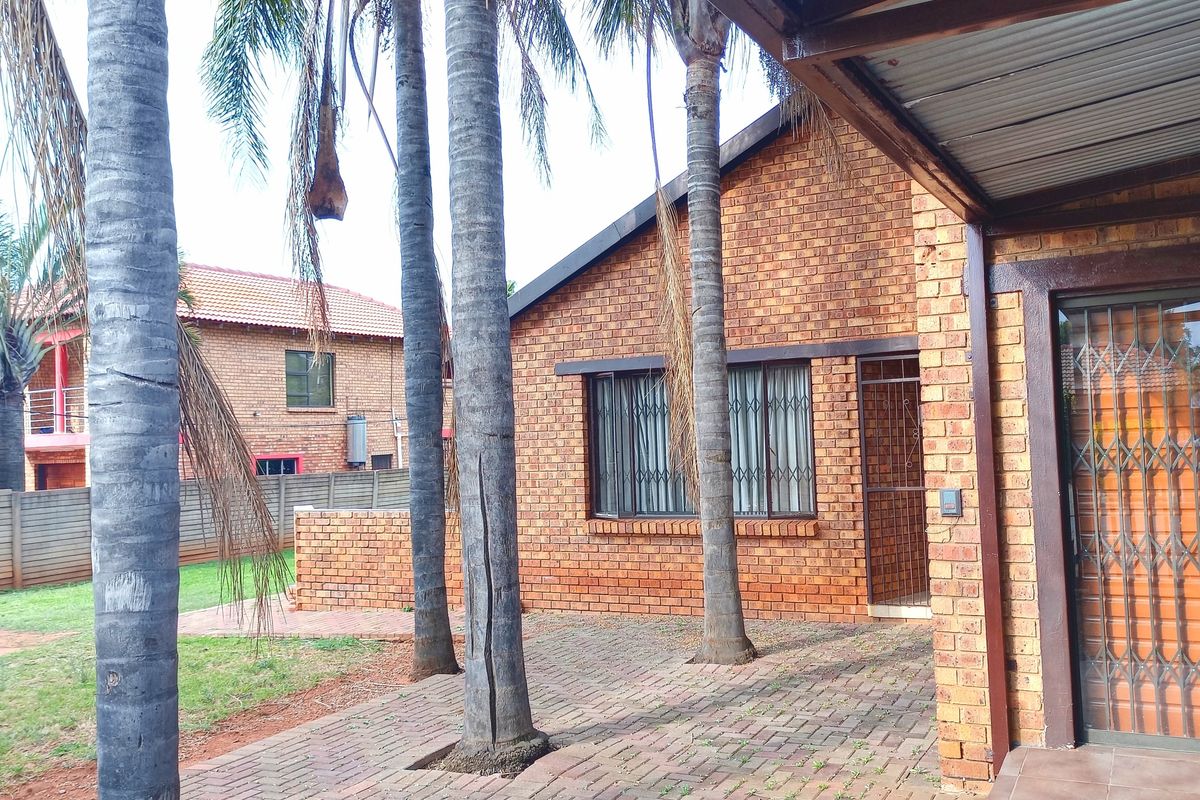 SPACIOUS FAMILY HOME - Photo 2