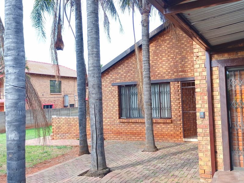 SPACIOUS FAMILY HOME - Photo 2