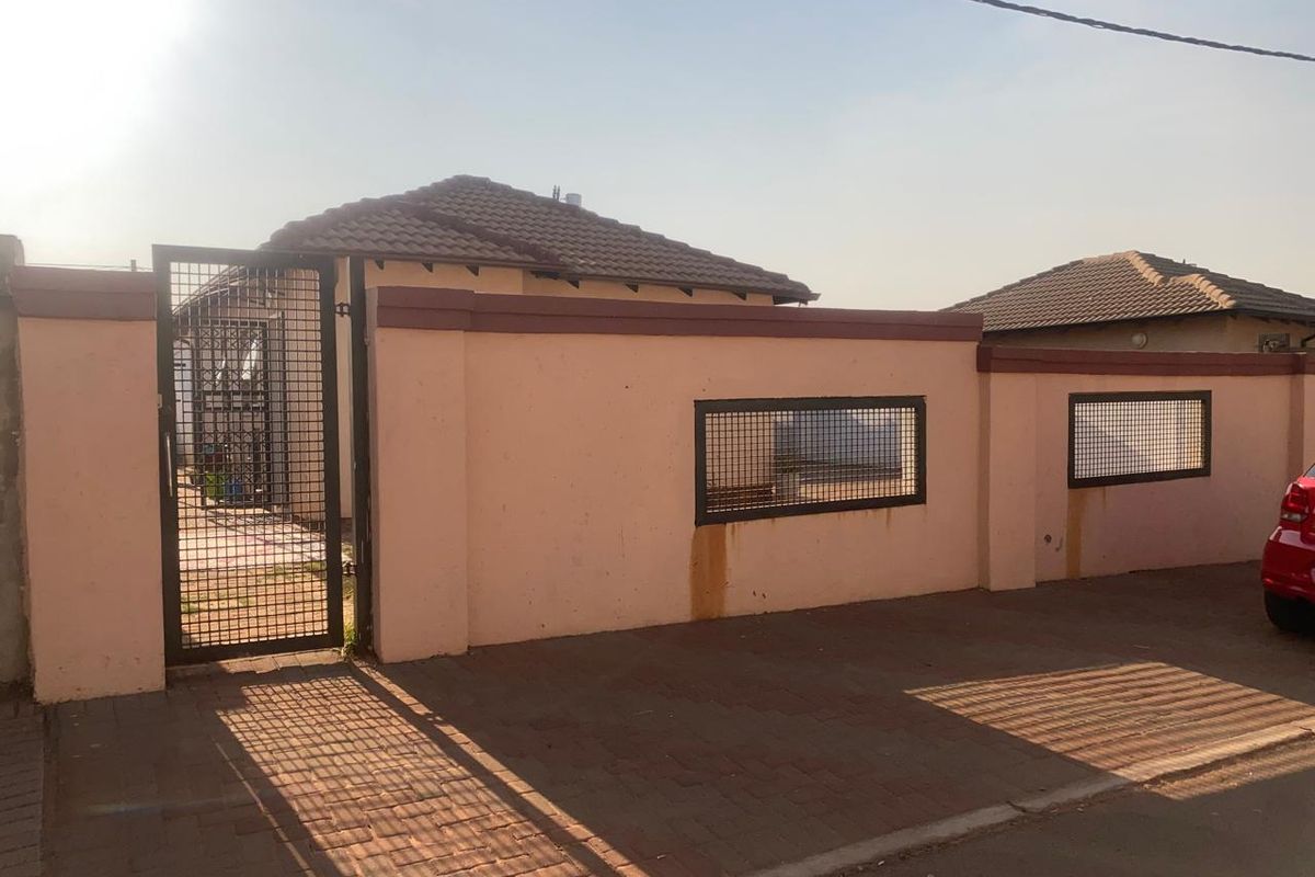 Charming 2-Bedroom Retreat with Versatile Outdoor Space and Ample Parking! - Photo 2