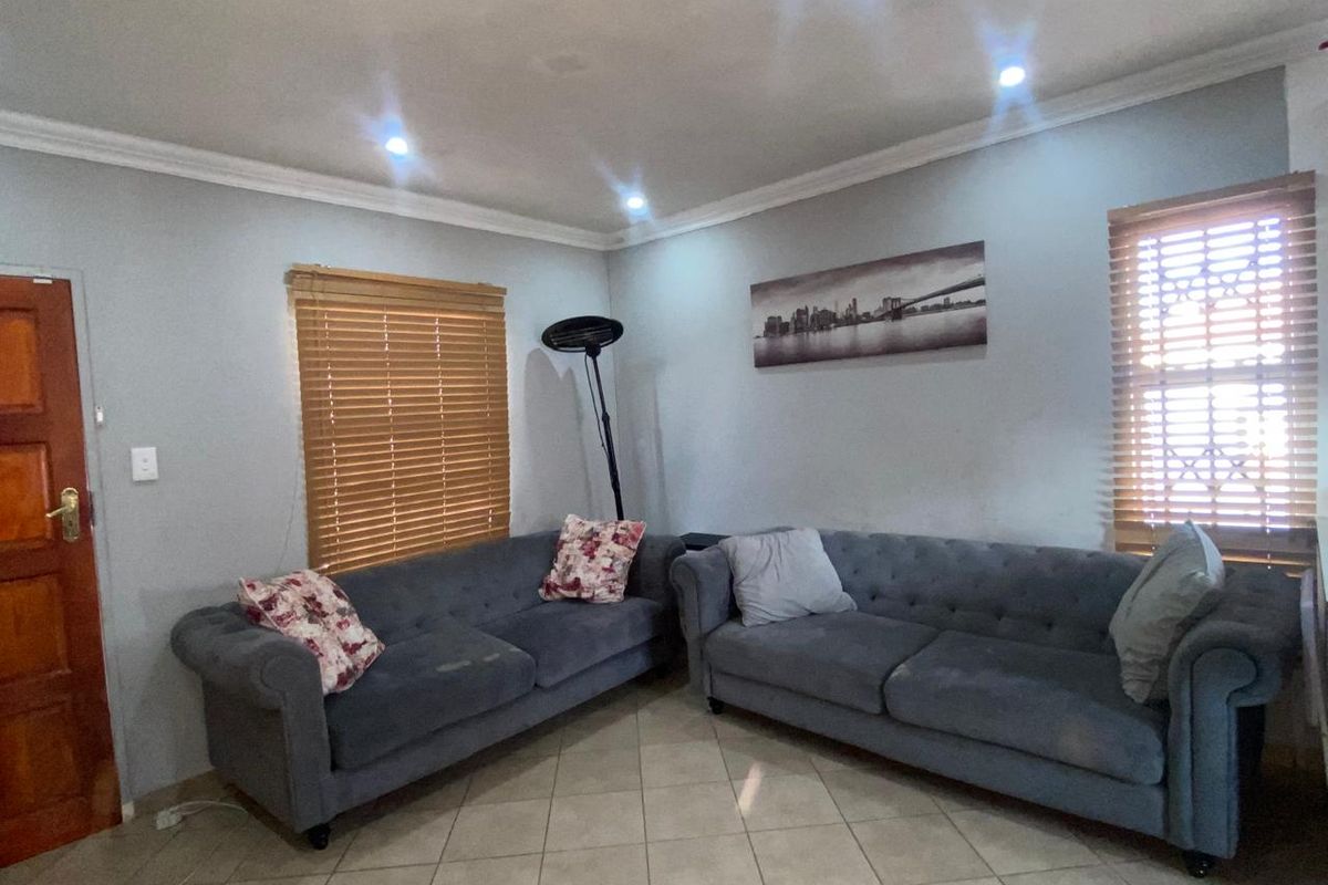 Charming 2-Bedroom Retreat with Versatile Outdoor Space and Ample Parking! - Photo 4