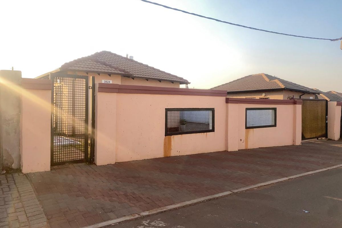 Charming 2-Bedroom Retreat with Versatile Outdoor Space and Ample Parking! - Photo 3