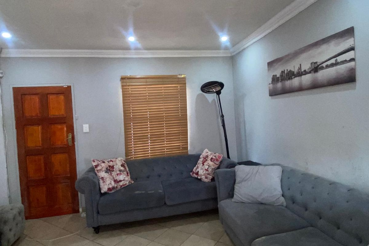 Charming 2-Bedroom Retreat with Versatile Outdoor Space and Ample Parking! - Photo 5