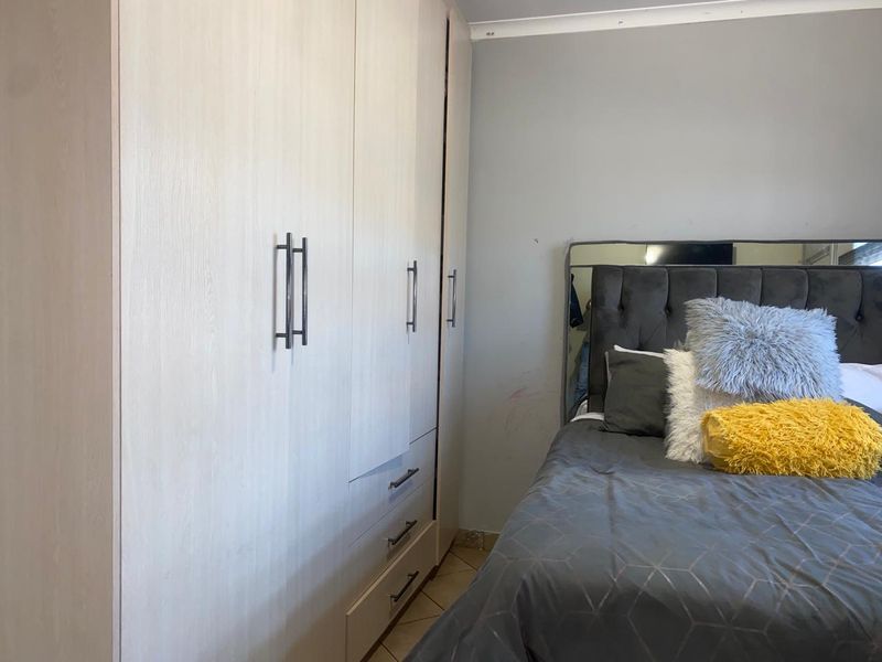 Charming 2-Bedroom Retreat with Versatile Outdoor Space and Ample Parking! - Photo 10