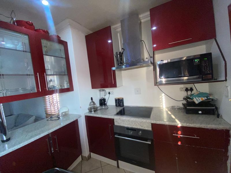 Charming 2-Bedroom Retreat with Versatile Outdoor Space and Ample Parking! - Photo 9