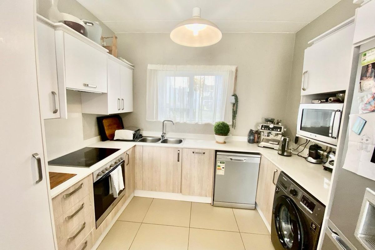 3 Bed Apartment in Paulshof - Photo 5