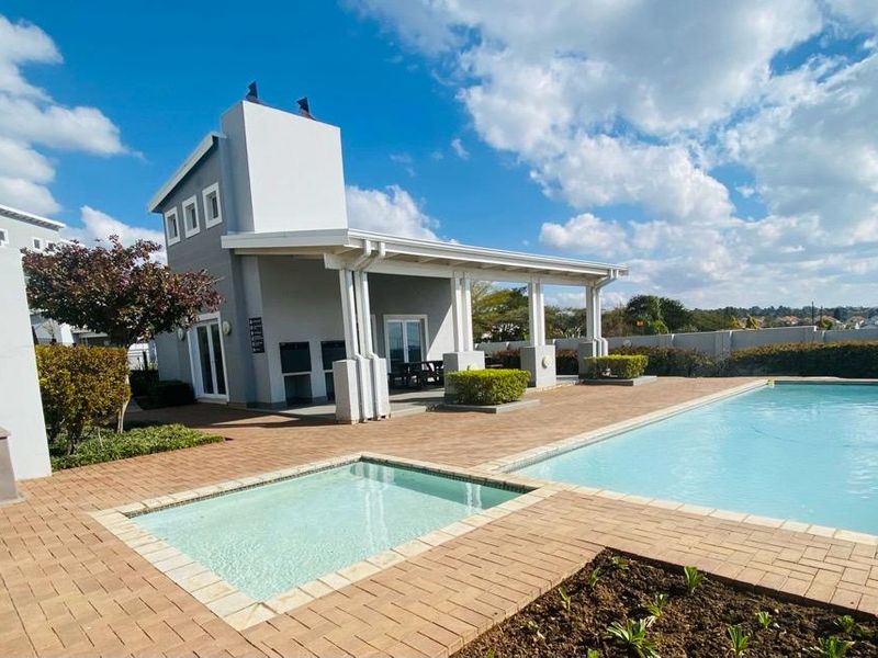 3 Bed Apartment in Paulshof - Photo 2