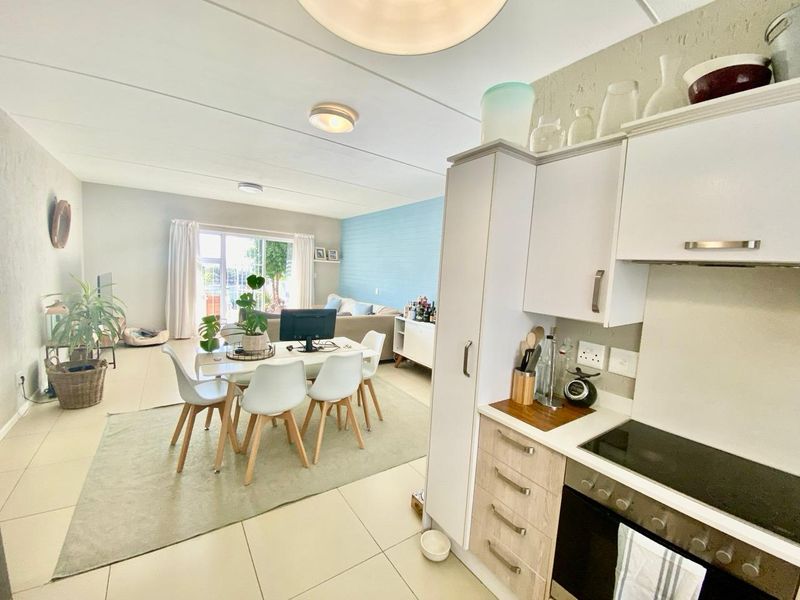 3 Bed Apartment in Paulshof - Photo 6