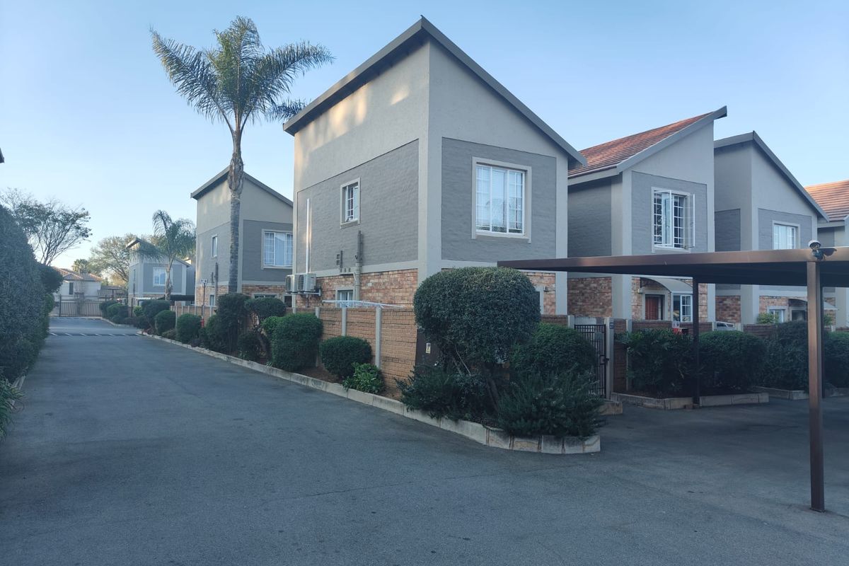 Charming 2 Bed Townhouse in North-riding... - Photo 3