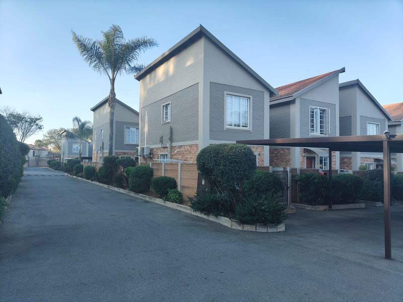 Charming 2 Bed Townhouse in North-riding... - Photo 3