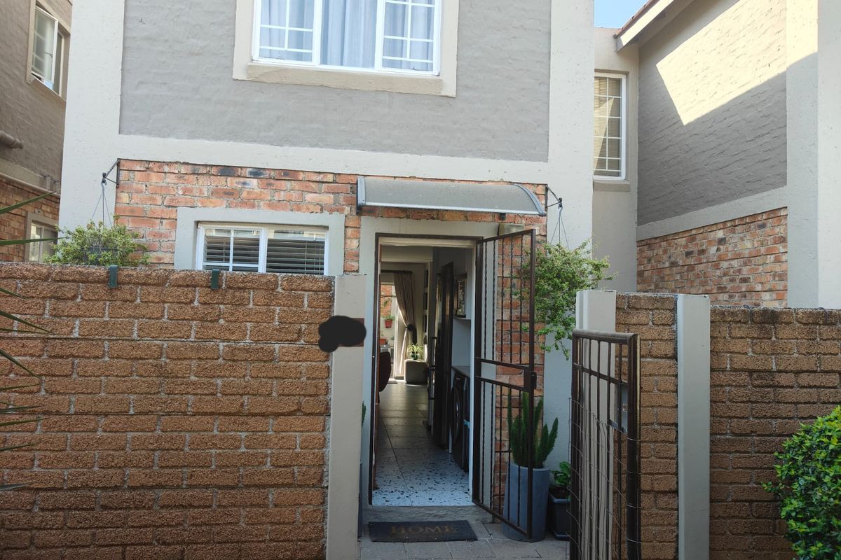 Charming 2 Bed Townhouse in North-riding... - Photo 2