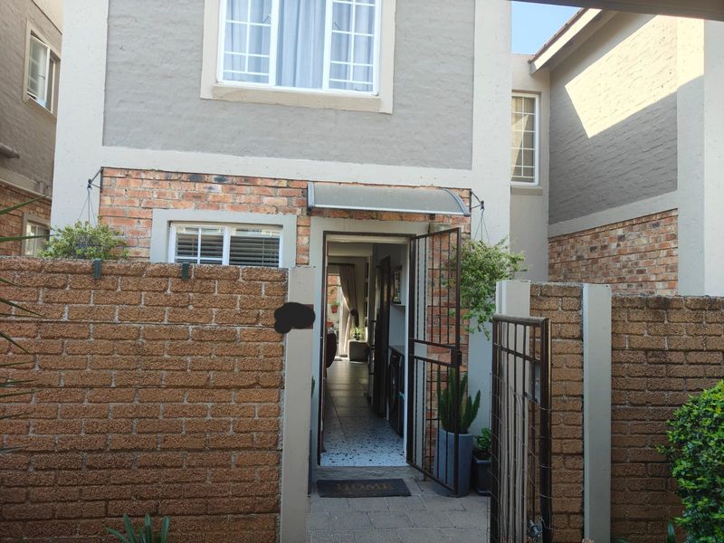 Charming 2 Bed Townhouse in North-riding... - Photo 2