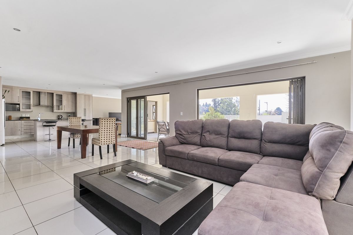 LUXURY LIVING AT ITS FINEST - Photo 5