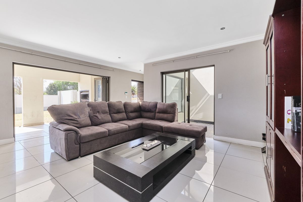 LUXURY LIVING AT ITS FINEST - Photo 4