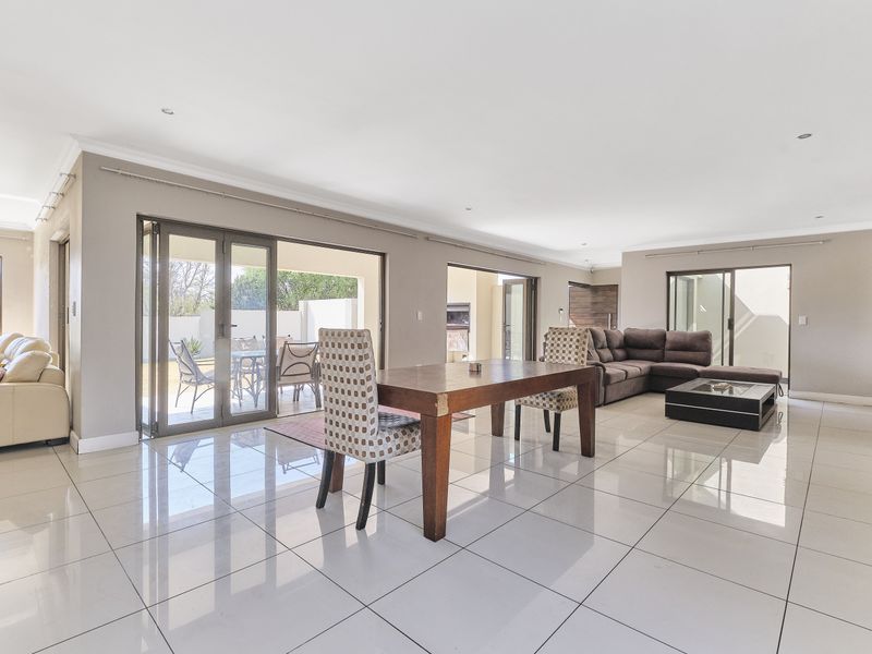 LUXURY LIVING AT ITS FINEST - Photo 7