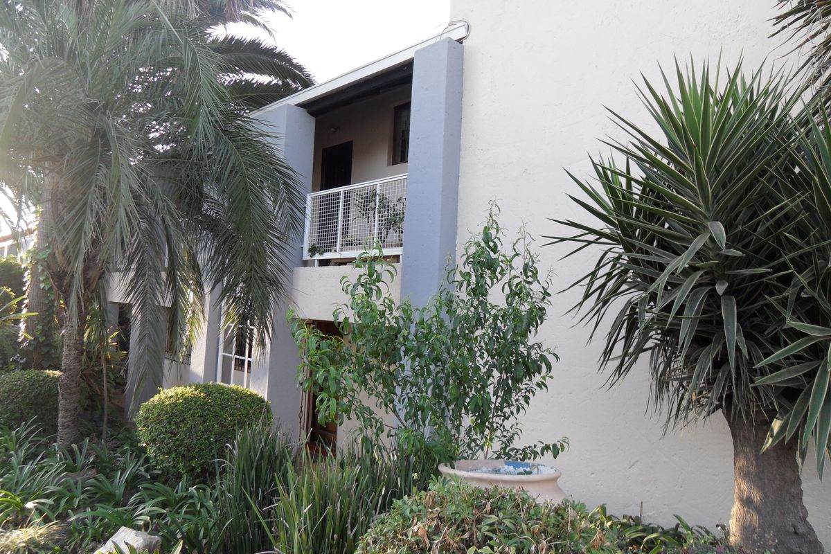 Ground Floor Townhouse For Sale - Photo 3